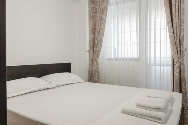 Confort' By J Iasi Habitación foto